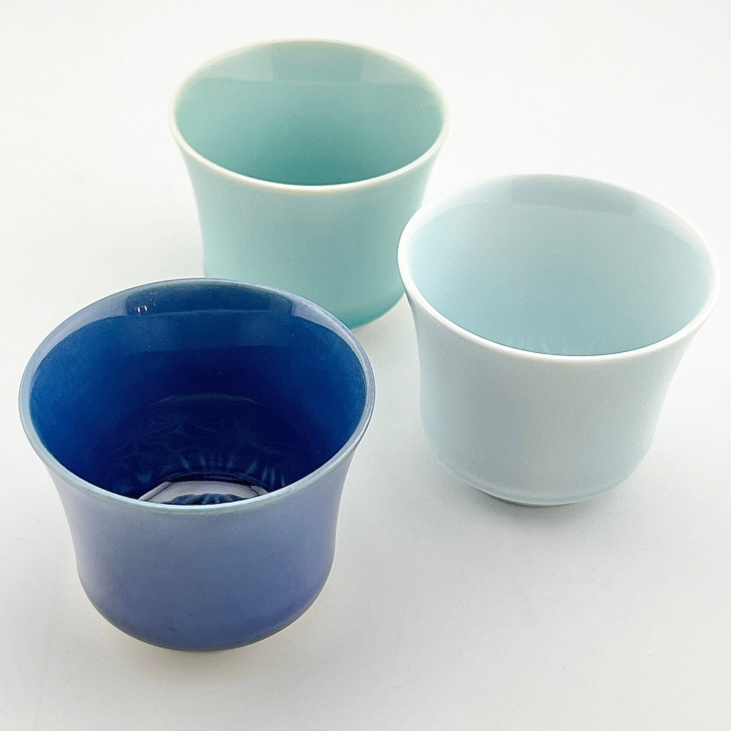 有田焼　梶謙製磁　色釉麻の葉彫　酒グラス