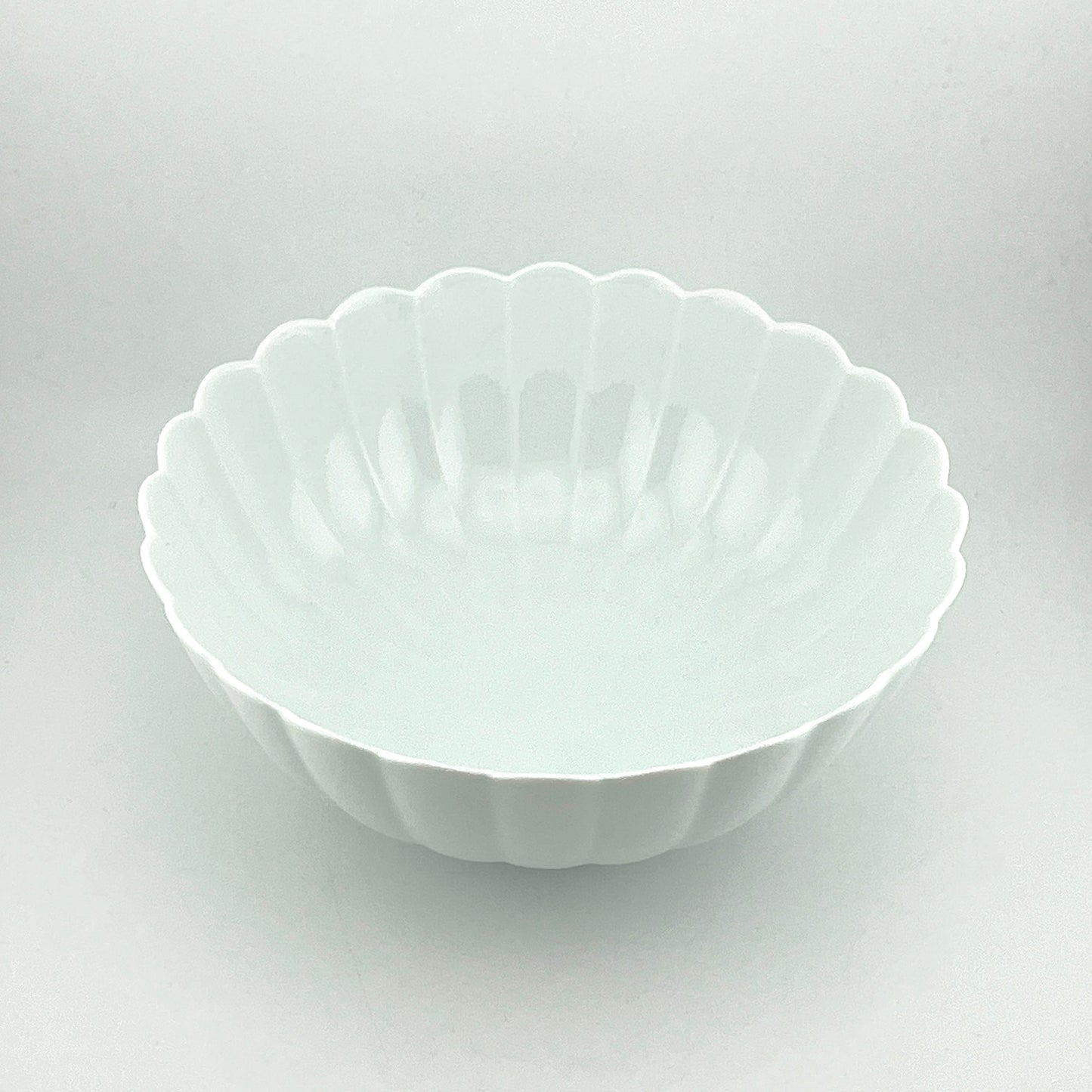 伊万里焼　観山窯　白磁菊割六寸鉢