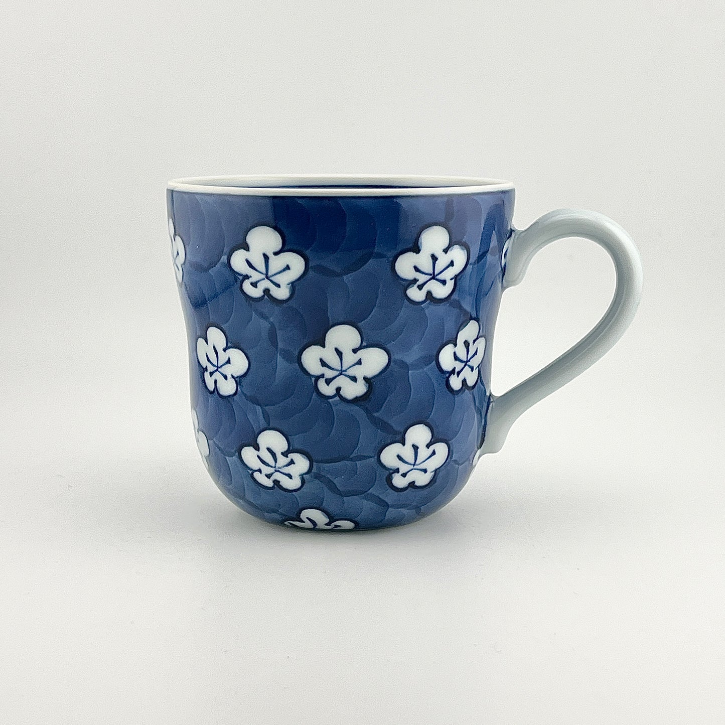 有田焼　源右衛門窯　古染風梅紋マグカップ