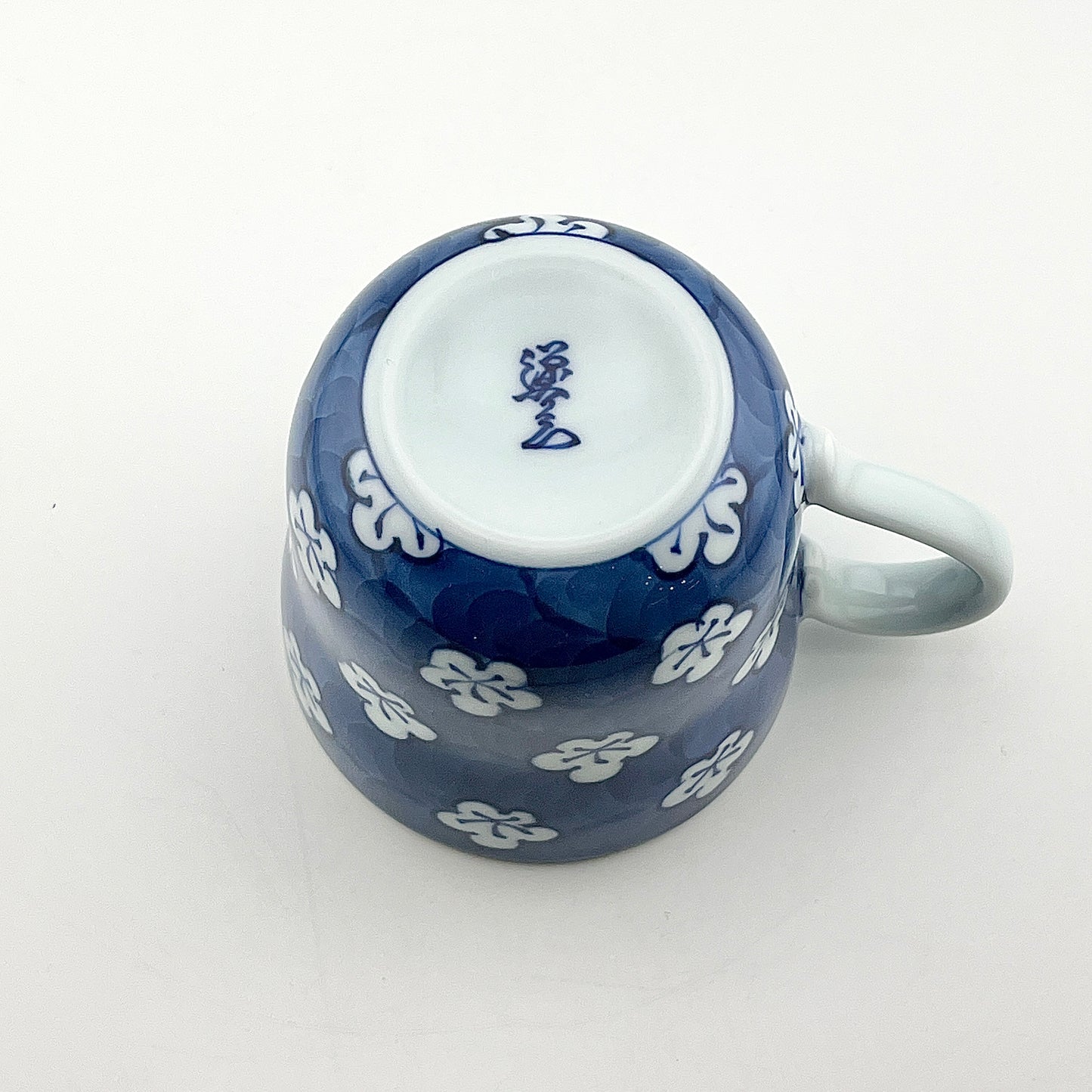 有田焼　源右衛門窯　古染風梅紋マグカップ