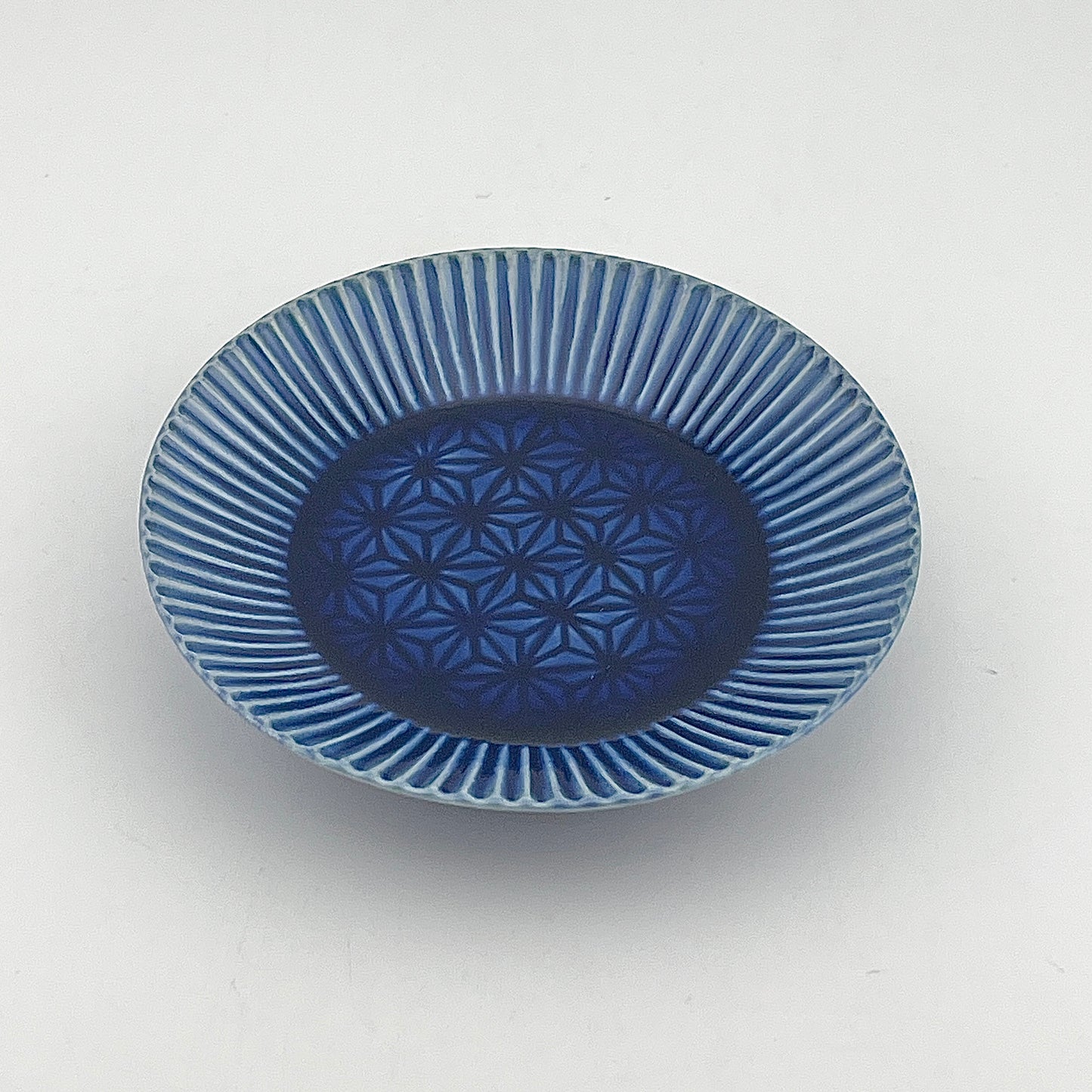 有田焼　梶謙製磁　色釉麻の葉彫　小皿