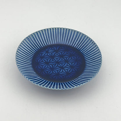 有田焼　梶謙製磁　色釉麻の葉彫　小皿