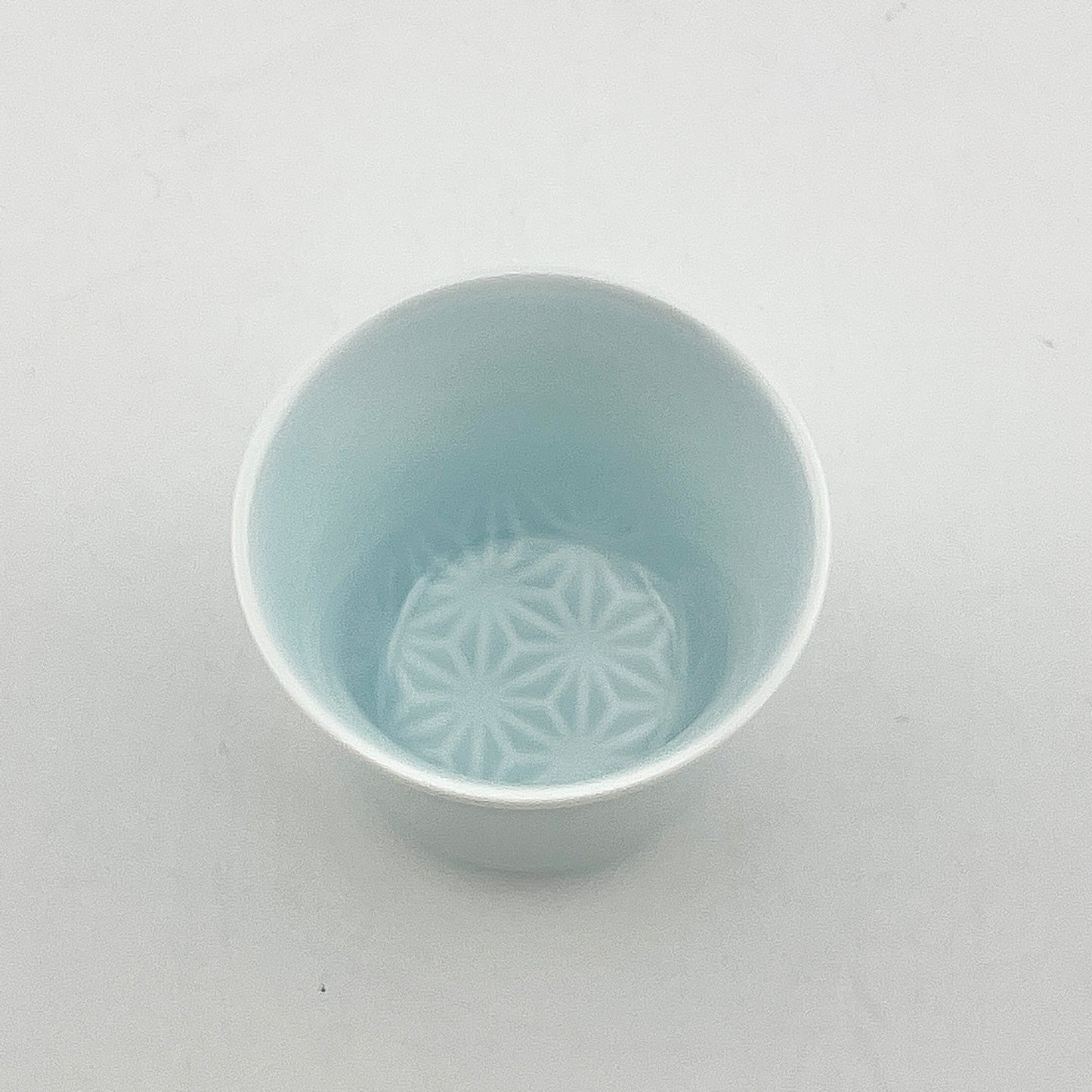 有田焼　梶謙製磁　色釉麻の葉彫　酒グラス