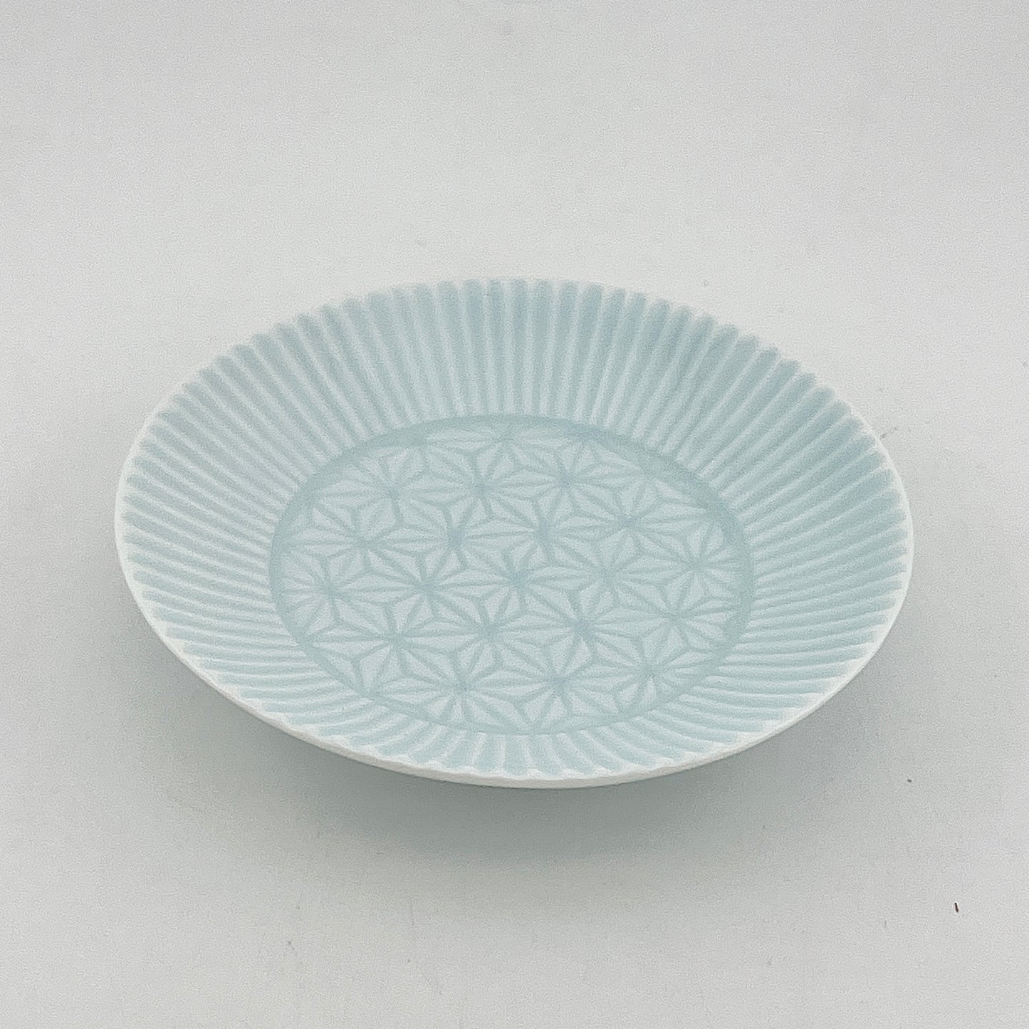 有田焼　梶謙製磁　色釉麻の葉彫　小皿
