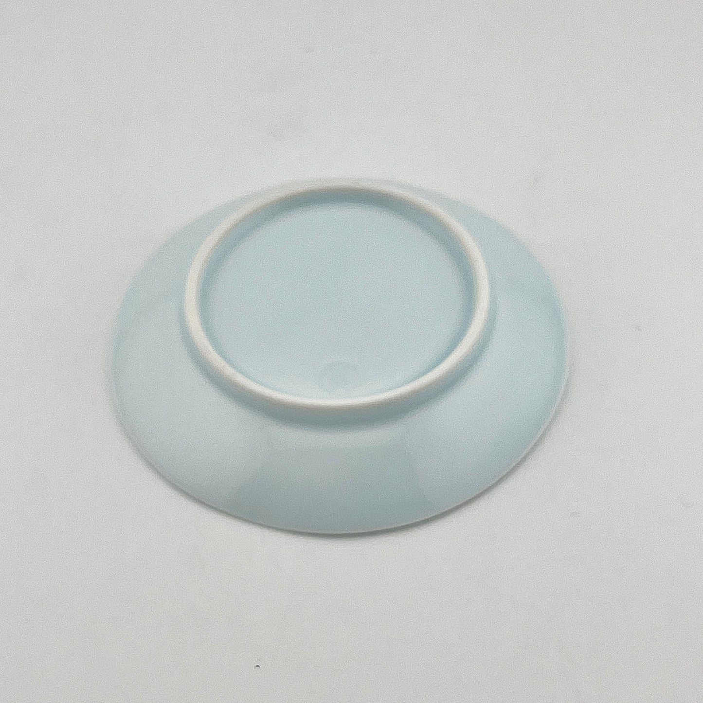 有田焼　梶謙製磁　色釉麻の葉彫　小皿