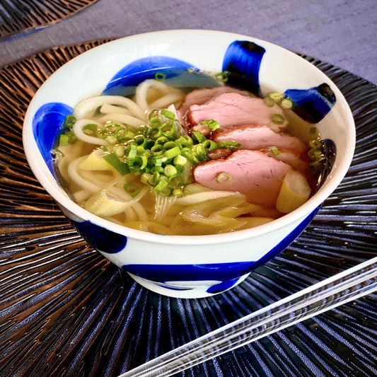 [Hasami ware] [Nakazen] [Ran bowl] [LL] Taikarakusa, Tobe arabesque, Surrounding flower, Majolica, Leaf, Hand-painted, Hasami ware, Fashionable, Adult
