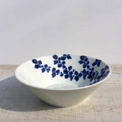[Hasami ware] [Nakazen] [Arabesque] [Small bowl] Arabesque pattern Plant pattern Hand-painted ball Small bowl Bowl Hasami ware fashionable adult colorful cute